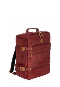 Zaino in nylon rosso dalla forma rettangolare, dotato di due scomparti con zip, dettagli in pelle beige e spallacci regolabili.