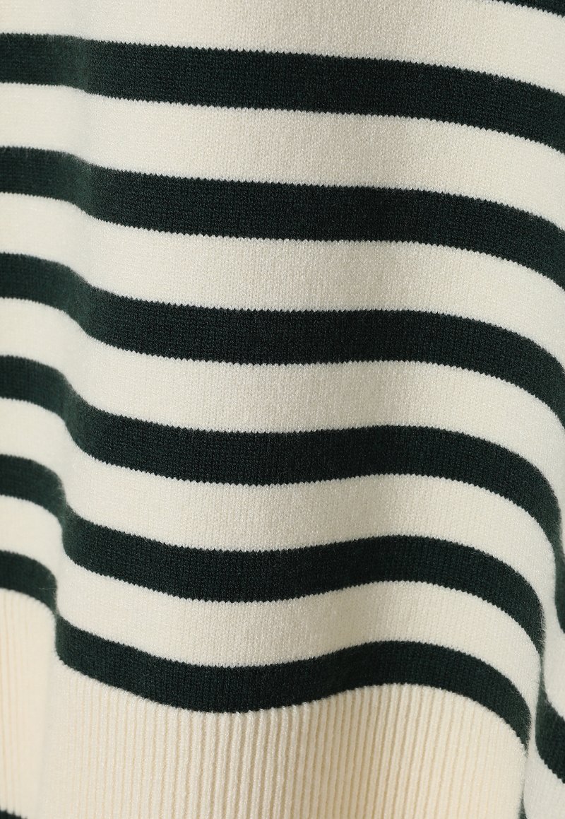 Sweter dzianinowy w paski z naprzemiennymi poziomymi pasami w ciemnozielonym i kremowym kolorze. Tekstura wydaje się miękka i lekko chropowata.