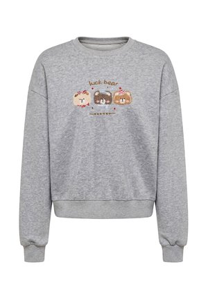 Vaaleanharmaa collegepaita, jossa on kolme kirjailtua karhunaamaa, joissa on asusteita, ja teksti "luck bear" niiden yläpuolella.