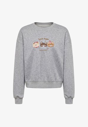 Jasnoszara bluza z trzema haftowanymi twarzami niedźwiedzi w akcesoriach i tekstem "luck bear" nad nimi.