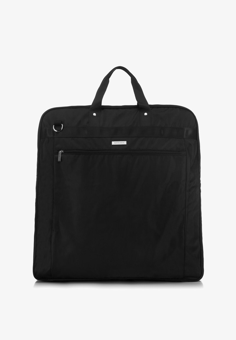 Funda de vestido de nylon negro con dobles asas superiores, bolsillo exterior con cremallera, acentos de metal y una textura suave.