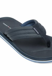 Infradito navy blue di Tommy Hilfiger con cinturini imbottiti perforati e etichette con marchio sulla suola e sul cinturino.