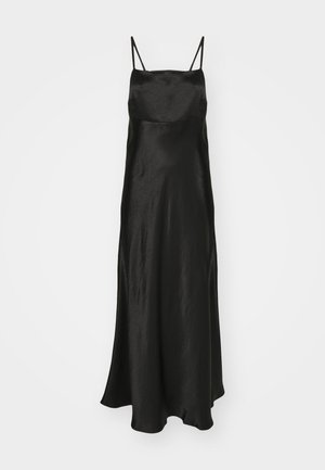 Vestido maxi de satén negro con tirantes finos, un cuerpo ajustado y una falda fluida. Textura suave con un ligero brillo y una silueta elegante.