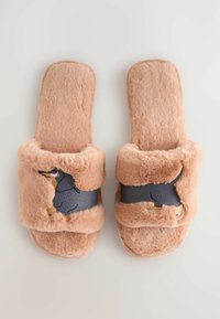 Ulliga rosa tofflor med ett brett band som har en abstrakt design i blått och guld, mjuk textur och platt sula för komfort.