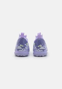 Zapatillas deportivas moradas con un diseño elegante, material sintético texturizado y una suela con patrón, con acentos amarillos y tiradores.