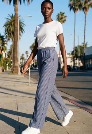Urban Classics, HIGH WAIST STRAIGHT LEG PINSTRIPE VISCOSE RESORT TROUSERS - Pantalon classique - vintagebluepinstripe