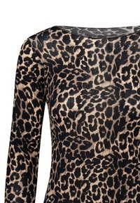 Maglietta a maniche lunghe realizzata in tessuto leggero, con un motivo leopardato in nero e beige e una scollatura ampia.