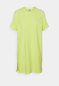 Ljust gult oversized t-shirt klänning, gjord av mjuk bomull, har vita tre-stripes-accenter på axlarna och sidofrackar för lätthet.