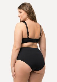 Zwarte bikini set met verstelbare banden en hoge taille broekje. Gladde textuur, eenvoudig ontwerp, met een veilige sluiting op de rug.