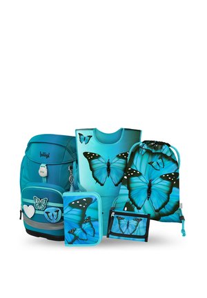 Ensemble de sacs d'école bleus, trousse, gilet et portefeuille décorés de grandes impressions de papillons bleus sur fond blanc.