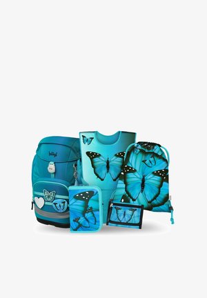 Ensemble de sacs d'école bleus, trousse, gilet et portefeuille décorés de grandes impressions de papillons bleus sur fond blanc.
