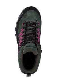 Bota de senderismo verde de ante con acentos negros, cordones rosas y un forro de malla. Superficie texturizada con una puntera reforzada y un collar acolchado.