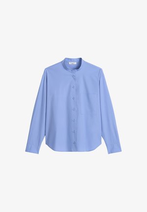 Hellblaues langärmeliges Hemd mit Knopfleiste, Stehkragen und Brusttasche, flach auf einem weißen Hintergrund präsentiert.