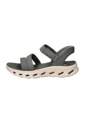 Grå åben-tå sandal med to justerbare remme og en beige polstret sål med ventilationshuller.