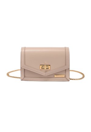 Borsa a tracolla in pelle beige con chiusura a torsione dorata, tracolla a catena dorata e piccola targhetta con logo del marchio dorato sulla patta anteriore.