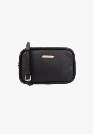 Zwarte leren crossbody tas met een gestructureerde afwerking, rechthoekige vorm, goudkleurige hardware en een verstelbare schouderband. Beschikt over een merklogo plaatje.