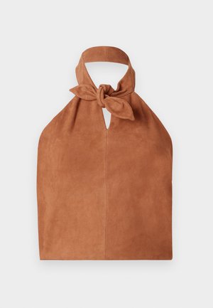 Borsa in stile halter in morbido suede marrone con dettaglio superiore annodato e ritaglio a chiave. Presenta una texture liscia e un design minimalista.