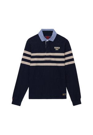 Chemise de rugby à manches longues bleu marine avec col bleu clair, deux bandes horizontales beiges sur la poitrine et les manches, et le texte "SUPER DRY" sur la poitrine.