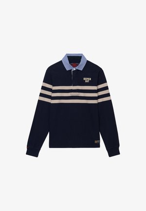Marineblå rugbytrøje med lange ærmer, lyseblå krave, to beige horisontale striber over brystet og ærmerne samt teksten "SUPER DRY" på brystet.