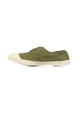 Sneaker low-top in tela verde oliva con punta e suola in gomma beige, con chiusura stringata e dettagli di cuciture laterali.