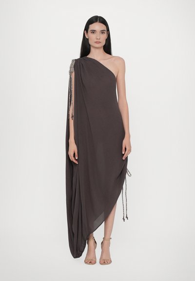 Ein einseitig geschnittenes, dunkelbraunes Kleid aus leichtem Stoff, das über ein drapiertes Design, seitliche Ties und dekorative Hardware an der Schulter verfügt.