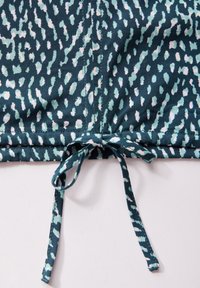 Tessuto verde scuro con un motivo astratto nei toni di menta e rosa. Presenta una chiusura con cravatta e una texture liscia.