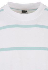 Tricou alb cu dungi orizontale de culoare albastru deschis. Fabricat din bumbac, cu un design clasic cu guler rotund. Eticheta Urban Classics este vizibilă.