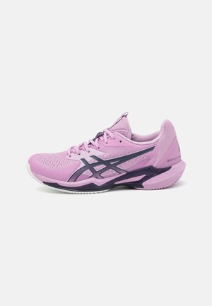 Scarpa da atletica rosa con tomaia in mesh traspirante, dettagli neri, suola ammortizzata e suola testurizzata progettata per una presa migliore.