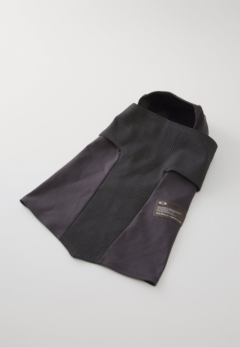 Indumento nero con un colletto strutturato e un corpo liscio, dotato di un'etichetta su un lato. Il tessuto sembra elastico e leggero.