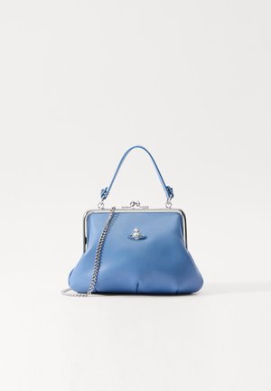 Blaue Kunstlederhandtasche mit einem metallischen Rahmen, einer Kettenriemen und einem dekorativen Verschluss an der Vorderseite. Weiches, gefälteltes Design.