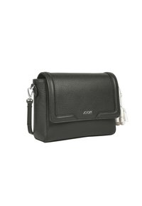 Borsa a tracolla in pelle nera con finitura testurizzata, chiusura a linguetta magnetica e accessori in argento. Presenta una tracolla rimovibile e un logo.