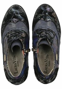 Calzature con un mix di texture; motivo floreale scuro, tonalità blu e nere, lacci e chiusura con zip. Includono un logo all'interno.