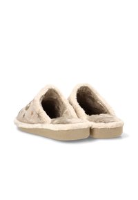 Zapatillas de casa color marrón claro forradas con lana, con una textura suave, diseño redondeado, sin parte trasera y bordados sutiles en varios colores.