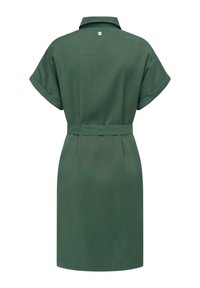 Rochie verde, cu mâneci scurte, guler, talie accentuată prin curea și închidere la spate. Material neted cu o siluetă curată și pliseuri subtile.