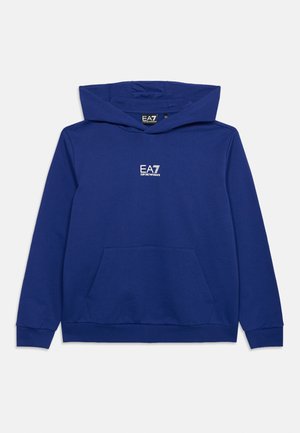 Sinine kapuutsiga dressipluus esiosa taskuga ja valge "EA7 Emporio Armani" logoga rinnal keskel.