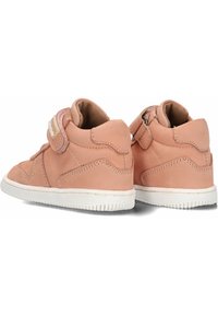 Rosa Leder-Hochtopsneaker mit einer weißen Gummisohle, ausgestattet mit gepolsterten Kragen und verstellbaren Klettverschlüssen für einen sicheren Sitz.