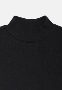 Μαύρο ριμπ πλεκτό πουλόβερ με ψηλό, στενό γιακά και απαλό, υφασμάτινο υλικό με υφή. Χωρίς ορατά λογότυπα ή διακοσμητικά.