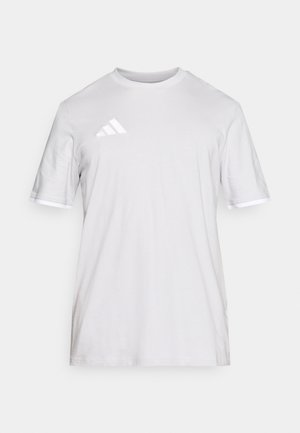 Wit katoenen T-shirt met korte mouwen, ronde hals en een subtiel driestrepenlogo in wit op de linkerborst. Gladde textuur.