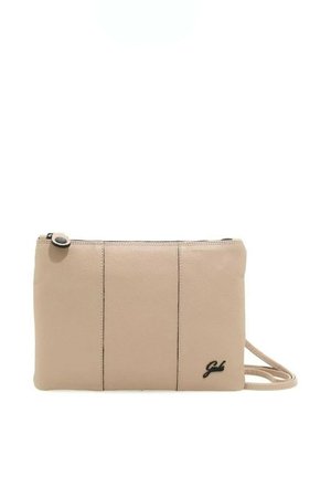 Borsa a tracolla rettangolare in pelle beige con chiusura a zip, tracolla sottile regolabile e piccolo dettaglio logo nero nell'angolo in basso a destra.