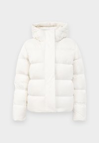 Chaqueta acolchada blanca con cuello alto, que cuenta con un cierre de cremallera y amplios segmentos horizontales. Fabricada en un material ligero y acolchado.