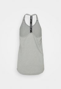 Camiseta deportiva sin mangas de color gris claro con diseño de espalda cruzada, con una tira negra con el logo de Nike. Material suave con un ajuste relajado y dobladillo curvado.