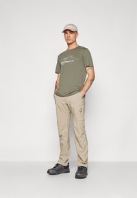 Peak Performance EXPLORE GRAPHIC TEE - Camiseta estampada - pine needle