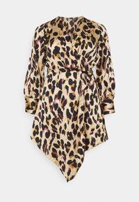 Robe portefeuille à imprimé léopard beige, avec des manches longues, une taille ceinturée et un ourlet asymétrique. Fabriquée en tissu lisse et brillant.