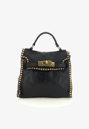 Borsa a mano in pelle nera con borchie dorate lungo i bordi, forma rettangolare, manico superiore e chiusura con fermaglio metallico.