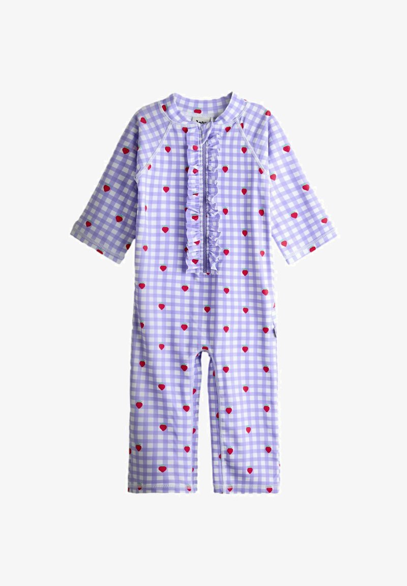 Combinaison bébé en vichy lilas et blanc avec imprimé fraises rouges, détail volant à l'avant, manches longues et fermeture à pression.