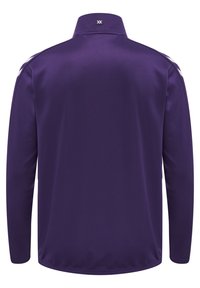 Fioletowa koszula z długim rękawem i wysokim kołnierzem, charakteryzująca się gładkim materiałem, minimalistycznym designem oraz małym logo na plecach przy dekolcie.