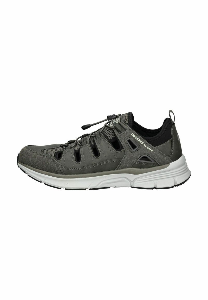 Sportlicher grauer Sportschuh aus Mesh- und Wildledermaterial, elastischen Schnürsenkeln, kontrastierenden schwarzen Akzenten und einer weißen Gummisohle.