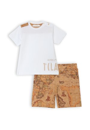 T-shirt bianco in cotone con accenti e bottoni marroni sulle spalle, abbinato a pantaloni corti beige con stampa di una mappa vintage.