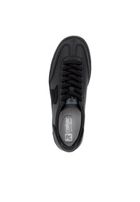 Baskets de sport noires avec une tige en cuir texturé, bout rond, fermeture à lacets et langue rembourrée. Présente un logo contrastant sur le côté.