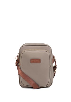 Petit sac bandoulière taupe compact avec poche zippée à l'avant, sangle marron ajustable et petit patch logo rectangulaire en cuir.